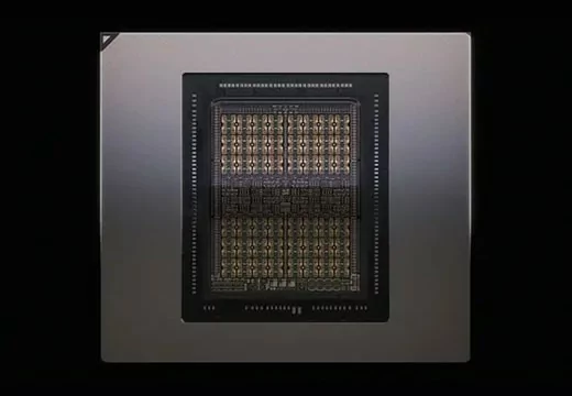 گزارش‌ها حاکی از آن است که انویدیا به دنبال دستیابی به حافظه HBM4 با سرعت 10Gbps است تا بتواند با شتاب‌دهنده‌ی AMD MI450 رقابت کند. گفته می‌شود این شرکت در حال فشار آوردن بر تأمین‌کنندگان برای ارائه پهنای باند بیشتر است.