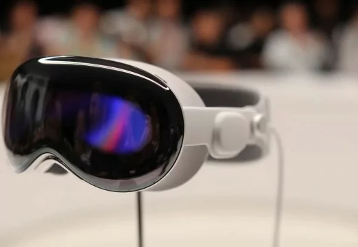اپل بازنگری در Vision Pro را کنار گذاشت تا تمرکز خود را بر عینکهای هوشمند دارای هوش مصنوعی بگذارد. اپل بازنگری در Vision Pro را کنار گذاشت تا تمرکز خود را بر عینکهای هوشمند دارای هوش مصنوعی بگذارد.