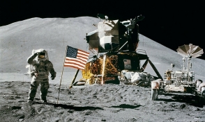 خاک ماه که از ماموریت آپولو 11 به زمین رسیده است، به حراج گذاشته می‌شود